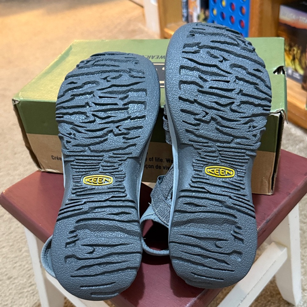 Keen Rose Sandal color is Gargoyle Raven 9 - Picture 7 of 8